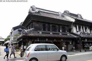 Kurazukuri Street: The word "kura" means "warehouse." The kurazukuri are clay-walled warehouse-styled buildings that are constructed with an Edo architectural flavor.